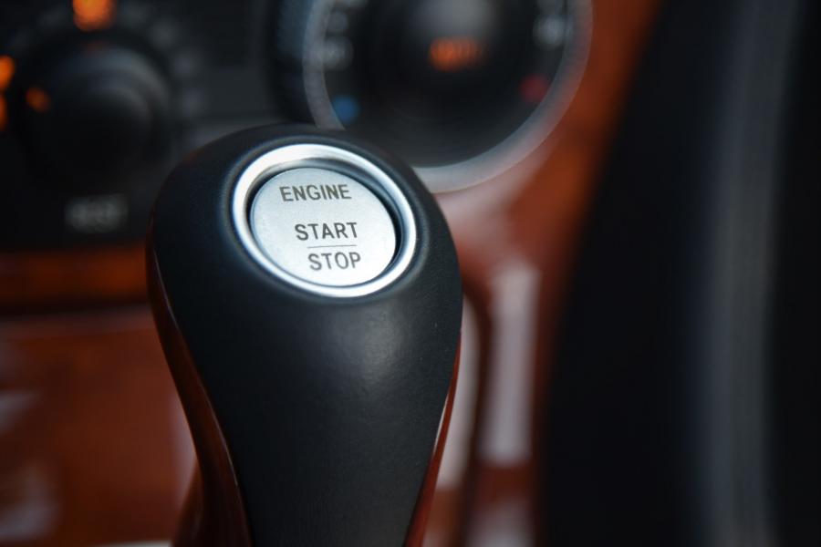 Детали интерьера Mercedes-Benz SL500 (R230) 2003 года  (фото 38 из 86)